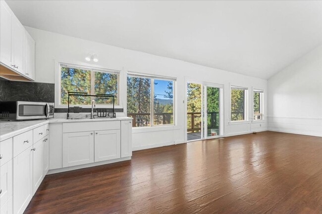 Building Photo - 405 - BEAVER DUPLEX