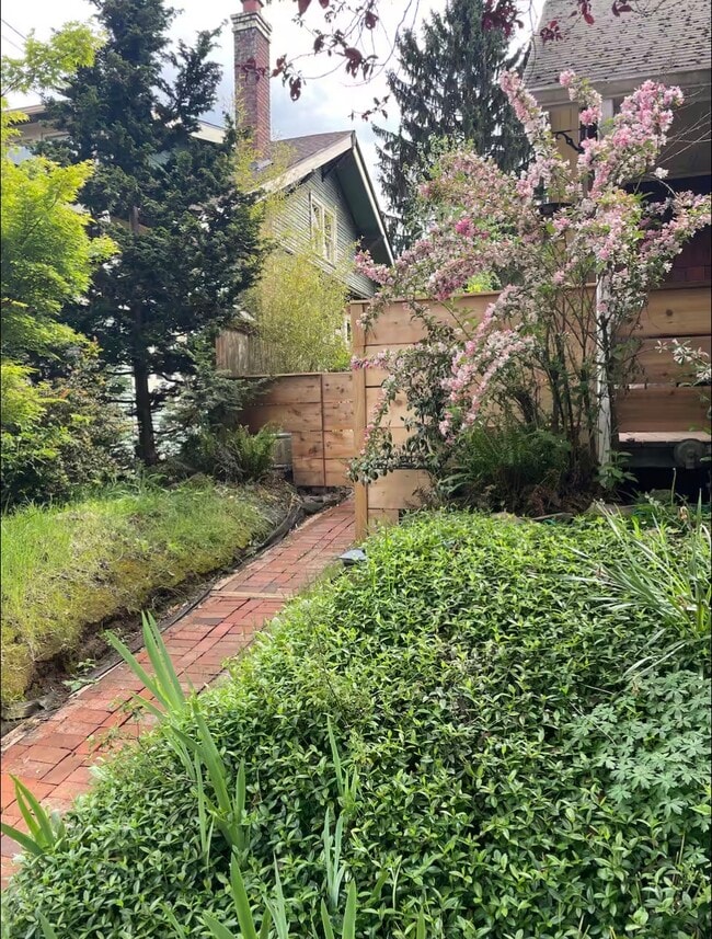 Building Photo - 3276 SE Grant St