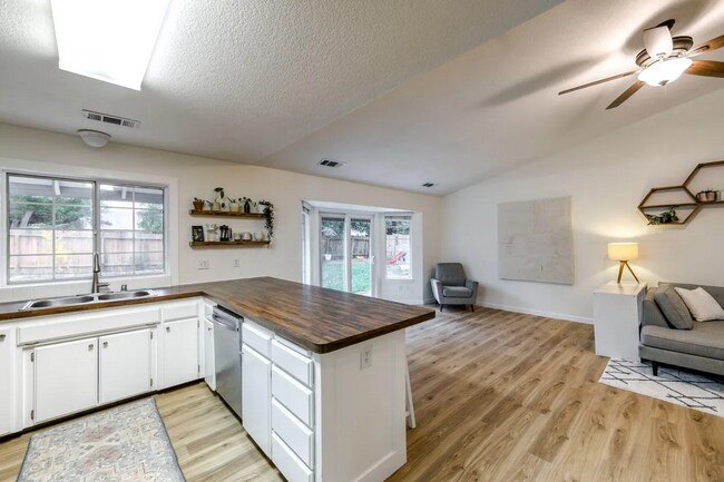 Foto del edificio - Home Near Mountain View School off of Shas...