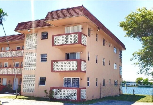 Foto del edificio - 18900 NE 3rd Ct