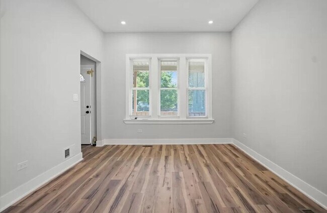 Building Photo - Brand new remodeled apartment