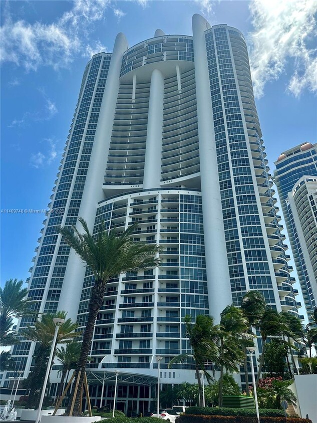 Foto principal - 18101 Collins Ave