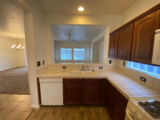 Building Photo - Cute Home in EGUSD