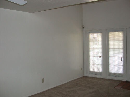 Building Photo - Spacious 2 bedroom 2 bath Townhouse near B...