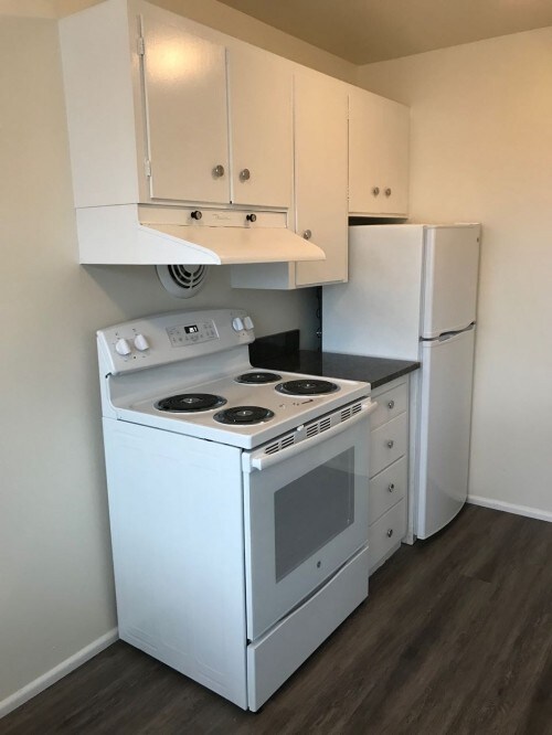Building Photo - Four Seasons Apartments - Studio