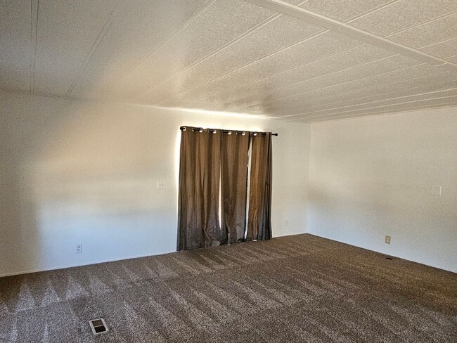 Building Photo - Large 2bd/1ba Manufactured Home in desirab...