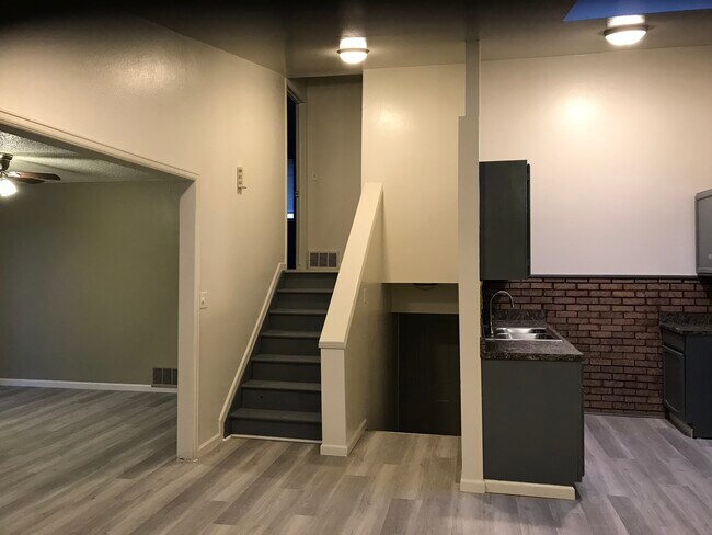 Building Photo - 4850 E Wesley Pl