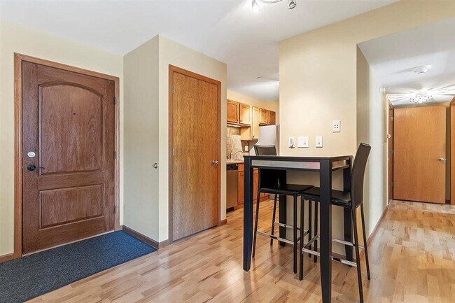 Foto del edificio - $1975 | 2 Bedroom, 2 Bathroom Condo | No P...
