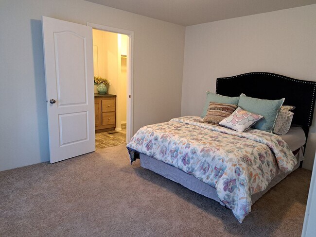 Foto del edificio - Updated Three Bedroom Home