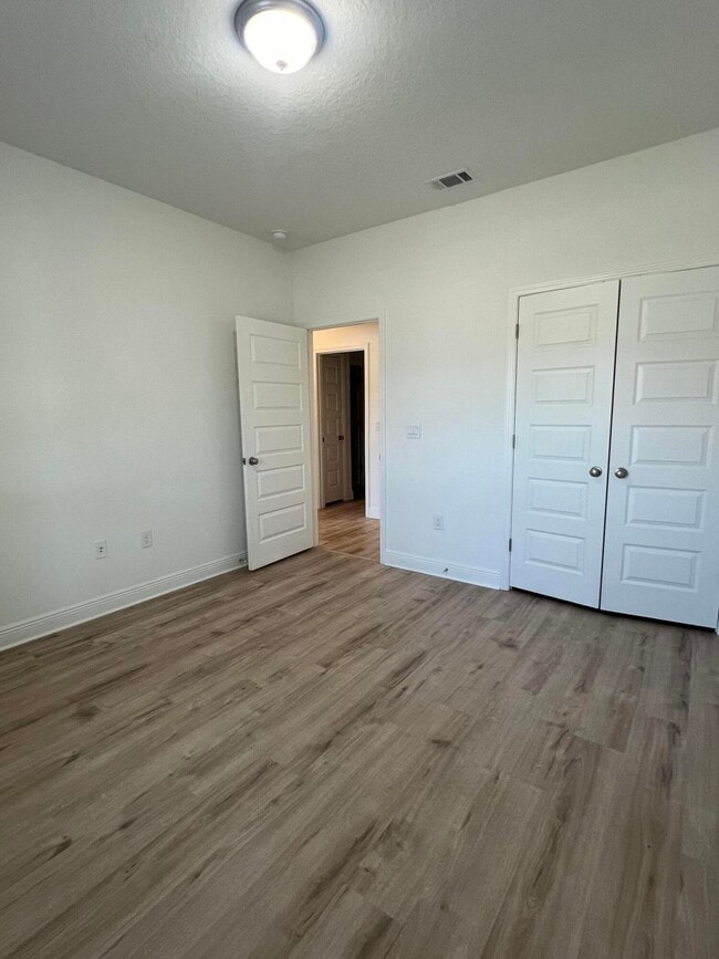 Building Photo - 147 Lk Pk Cv