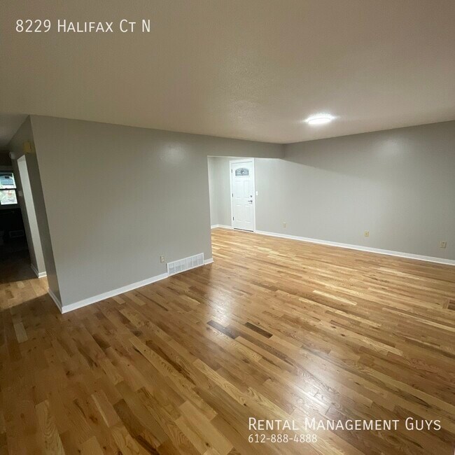 Foto del edificio - Awesome 5 Bedroom Available Immediately! A...