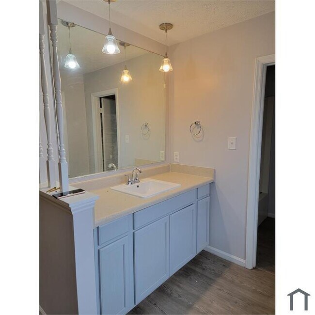 Building Photo - "Charming Fayetteville Townhouse: Spacious 3-Bed, 2.5-Bath Haven"