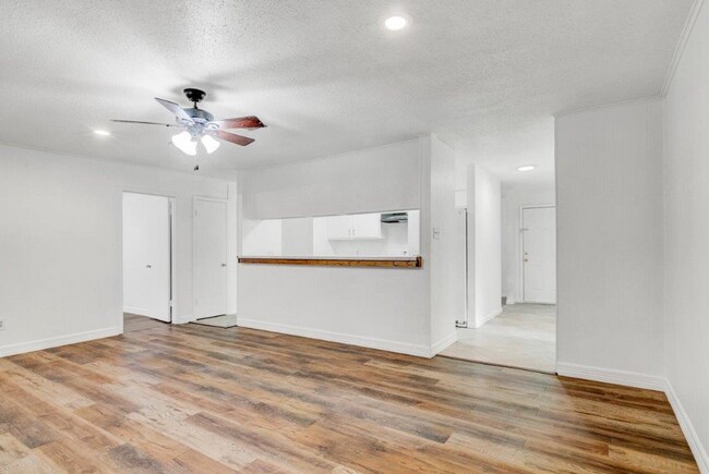 Building Photo - 5585 Scenic Dr