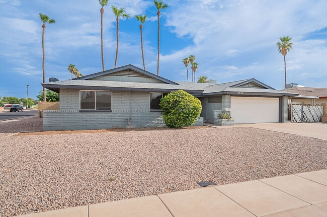 Building Photo - 2543 E Huntington Dr