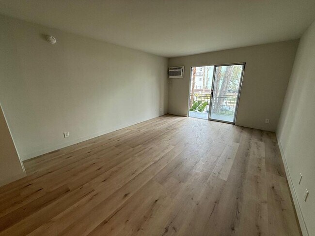 Foto del edificio - 10760 Rose Ave