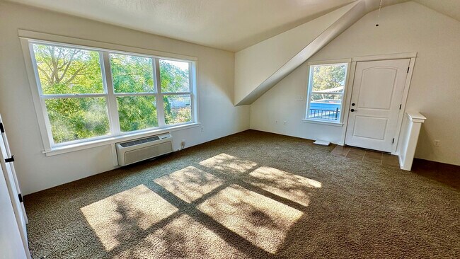 Building Photo - 1112 Lithia Way