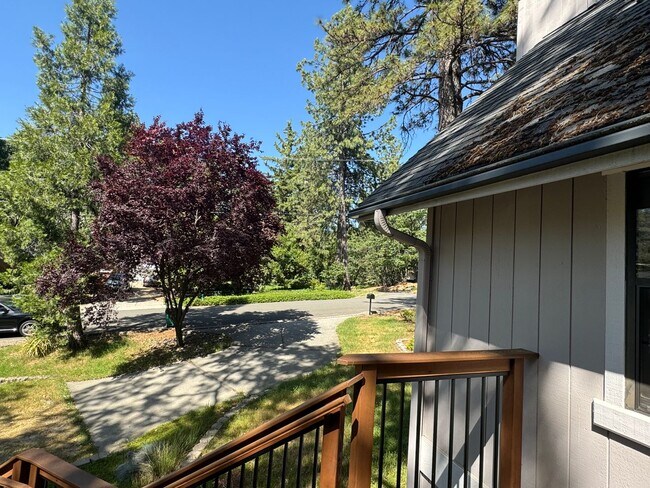 Building Photo - 3 Bedroom 2 Bath Home with Bonus Room larg...