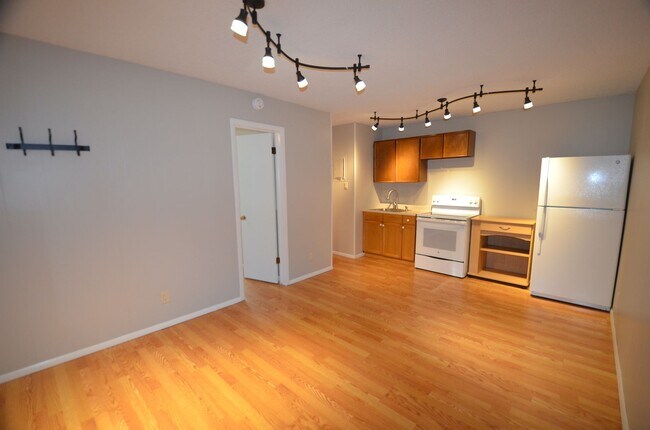 Building Photo - Unfurnished, 10 minutes from Downtown Breck!