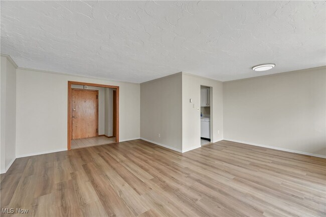 Foto del edificio - 12900 Lake Ave