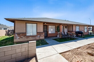 Building Photo - 559 S Lesueur