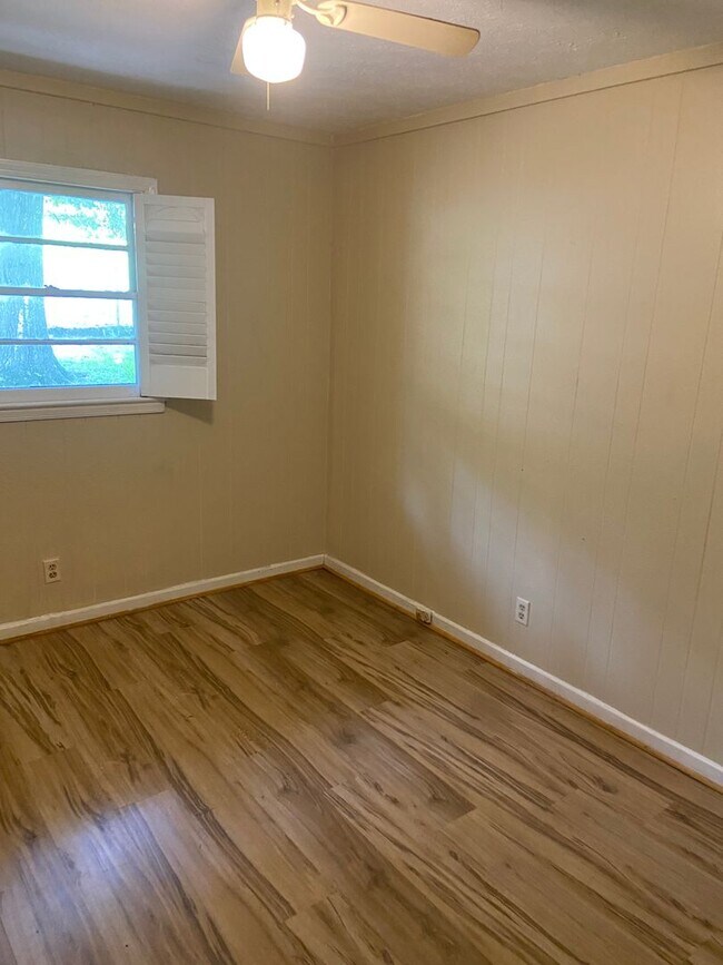 Building Photo - **ON HOLD**3 bedroom / 1 bathroom Home for...