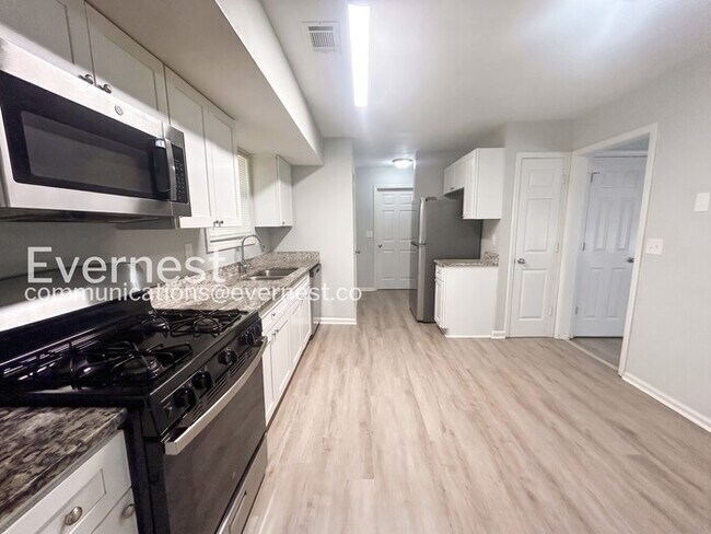 Foto del edificio - Limited Time Special Offer / Modern Home with Fenced Yard and 2-Car Garage! / 3 Beds 2.5 Baths Av...