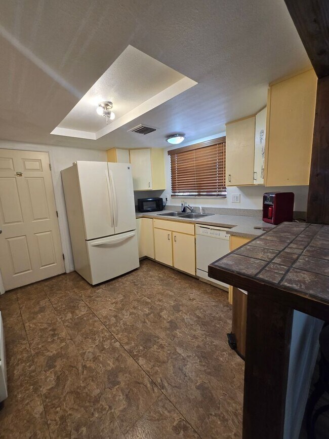 Foto del edificio - Furnished, 1-year long-term rental
