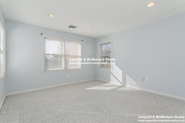 Foto del edificio - 9 Reservoir Ridge Rd