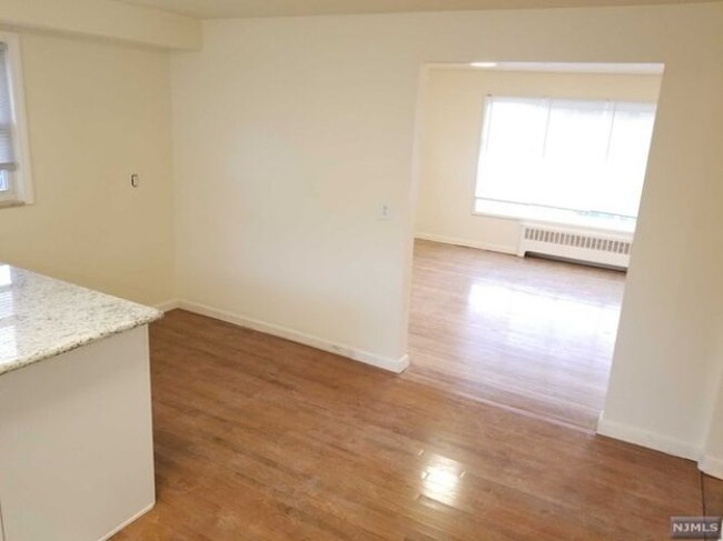Building Photo - 420 9th St
