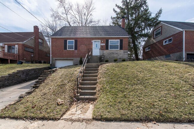 Foto del edificio - COVEDALE - 3+ bedroom brick cape cod  with one garage built in garage