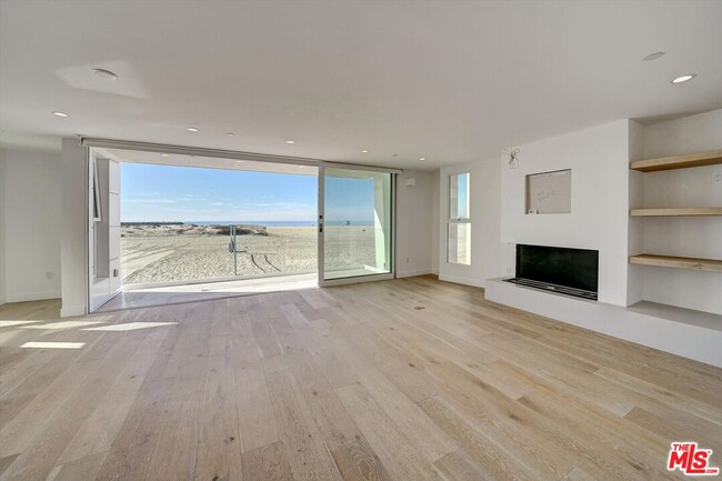 Foto del edificio - 5113 Ocean Front Walk