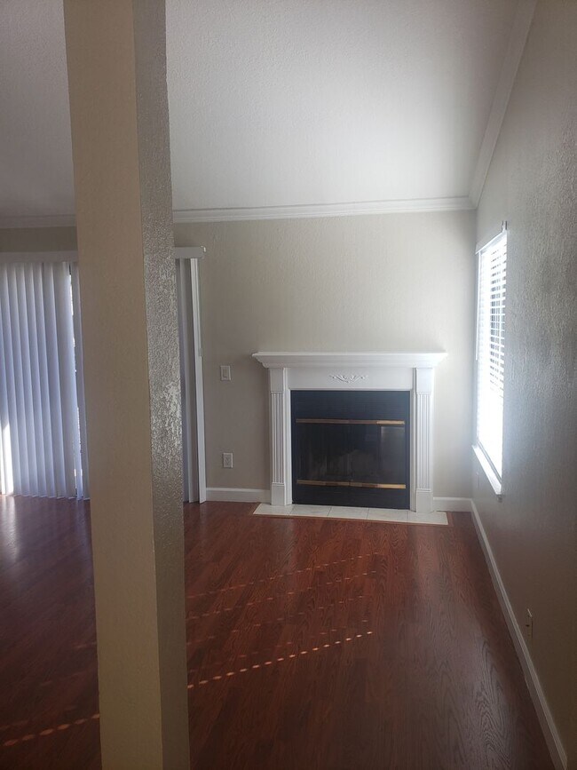 Foto del edificio - Beautiful Upper Level Condo