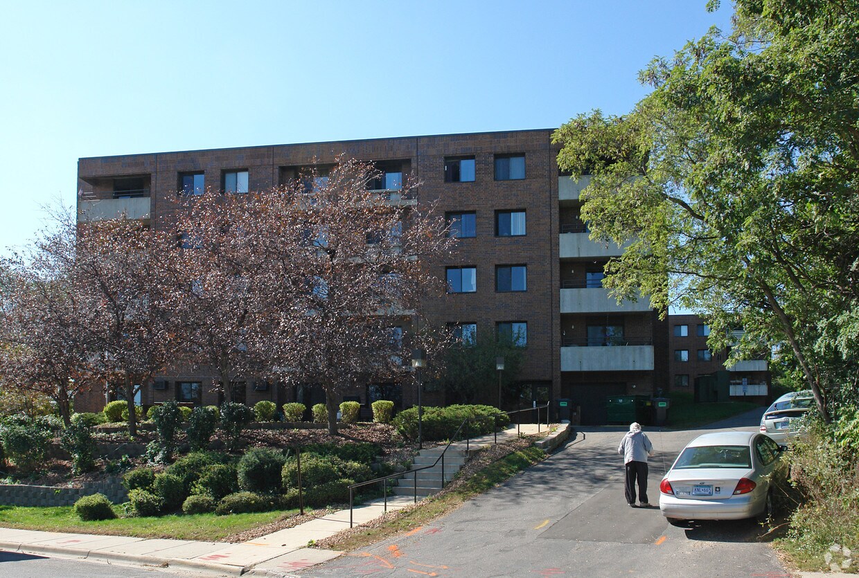 Glen Lake Landing Apartments in MN