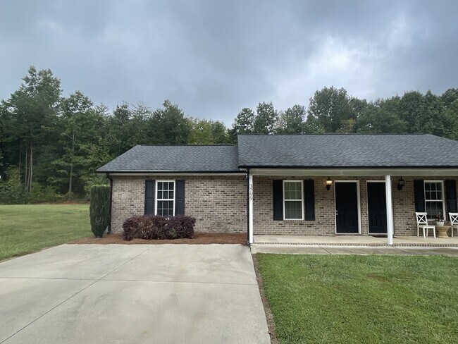 Building Photo - This 2 BR, 1 BA Duplex for rent in a super...