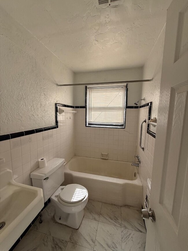 Building Photo - 1 Bed 1 Bath Duplex For Lease Available 2/...