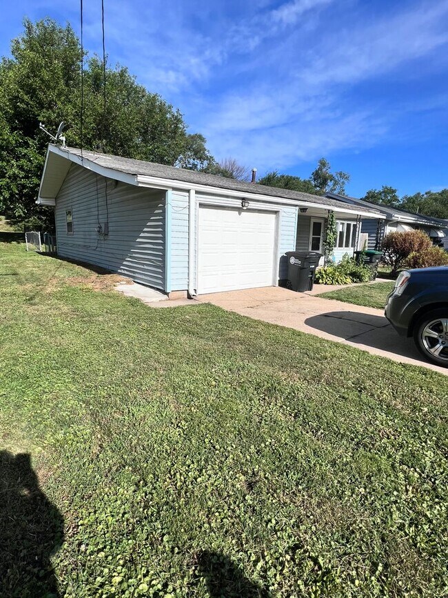 Foto del edificio - 3 bd, 1 bth South Omaha/Hanscom Park Home with Attaced 1 car garage! $1,425! MOVE IN SPECIAL READ...