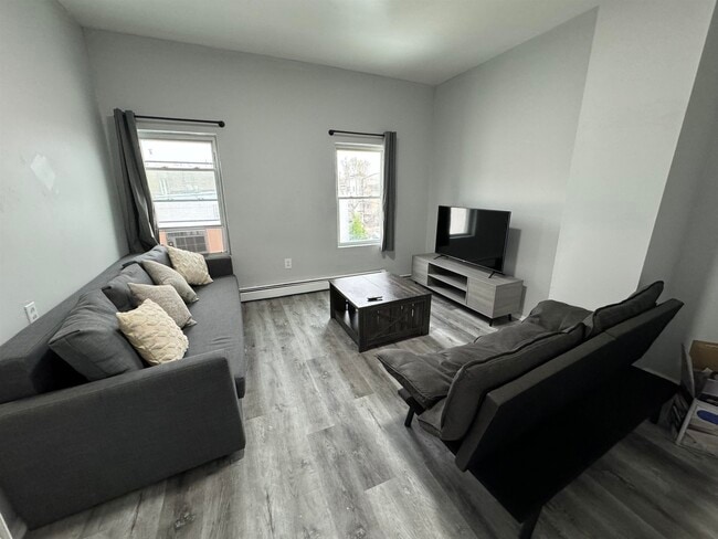 Building Photo - 1172 Summit Ave