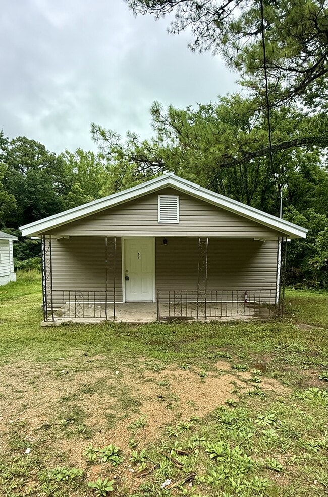 Building Photo - 531 W Lake Dr