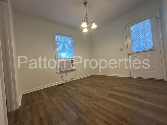 Foto del edificio - 121 Misty Oak Rd