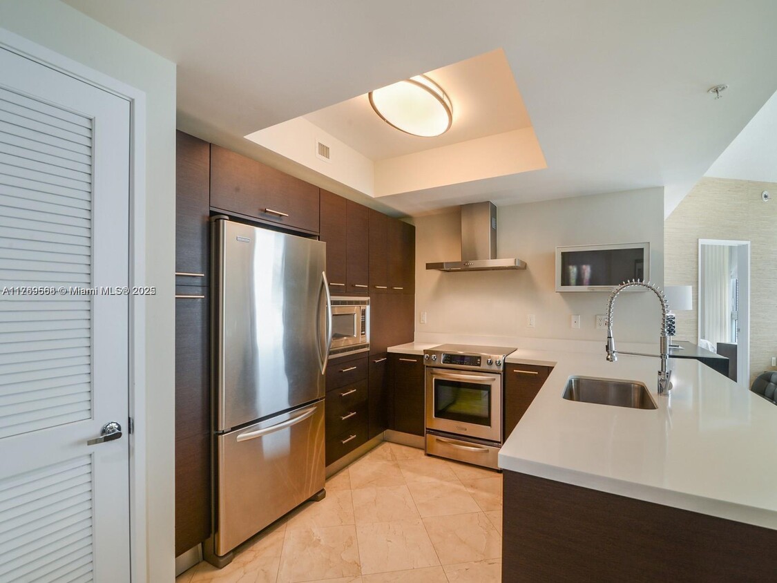 Foto principal - 150 Sunny Isles Blvd