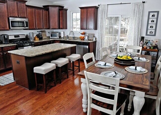 Building Photo - 7417 Willow View Ln