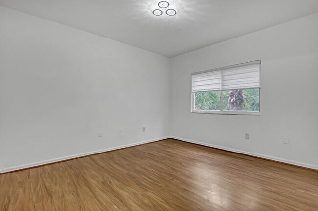 Building Photo - 340 Crestwood Cir