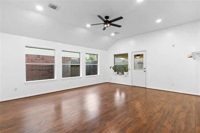 Foto del edificio - 15323 Redbud Berry Way