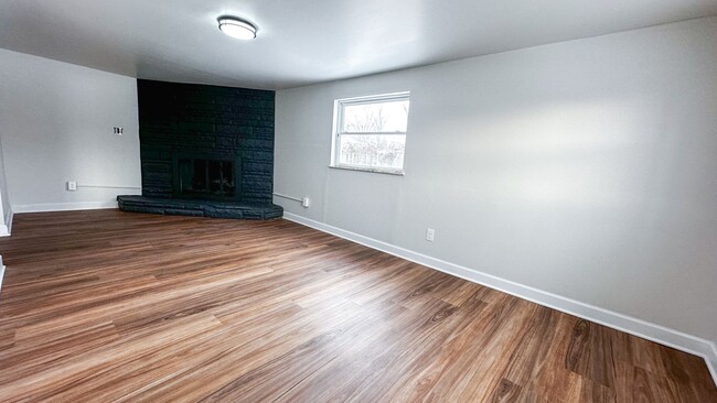 Building Photo - Spacious 4-Bed and 1.5 Bath for Rent! $174...