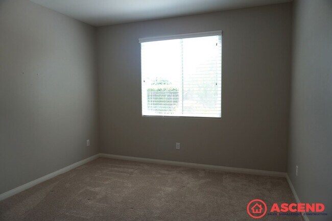 Foto del edificio - Stunning Split-Wing Home in Bakersfield's Desirable 93314 — Pool, Upgrades Throughout & Pets Welc...