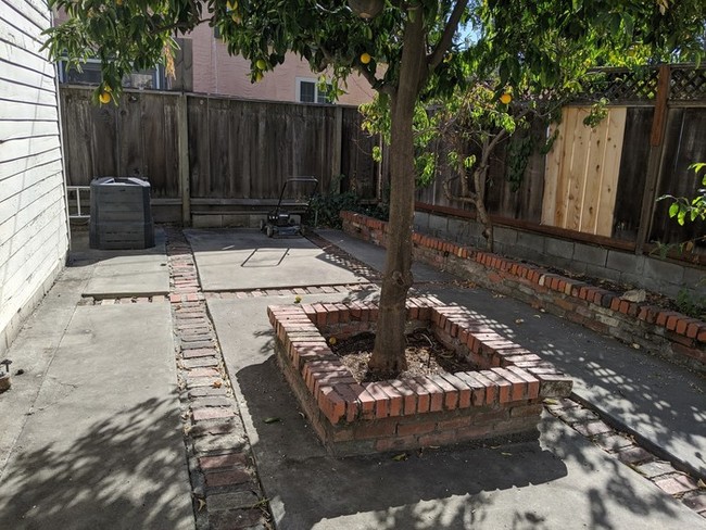 Building Photo - Beautiful Miracle Mile home!