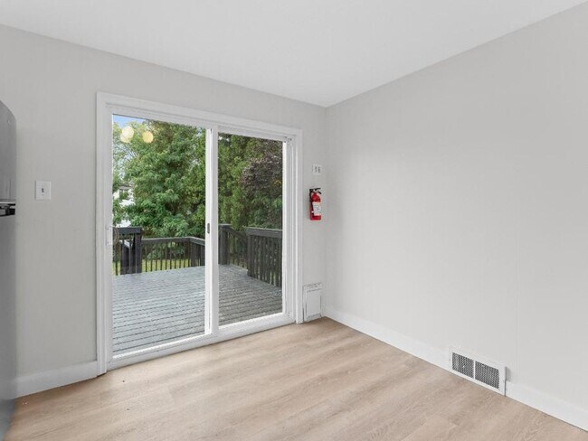 Building Photo - Beautifully Renovated 3-Bedroom, 1.5-Bath Home with Modern Kitchen & Driveway Parking in Mt. Ephr...