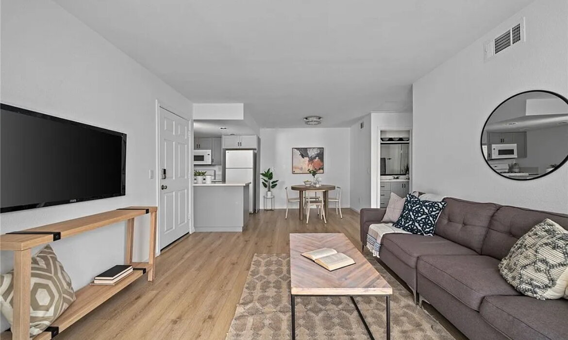 Foto del edificio - "Charming 1-Bed Oasis with Hardwood Floors...