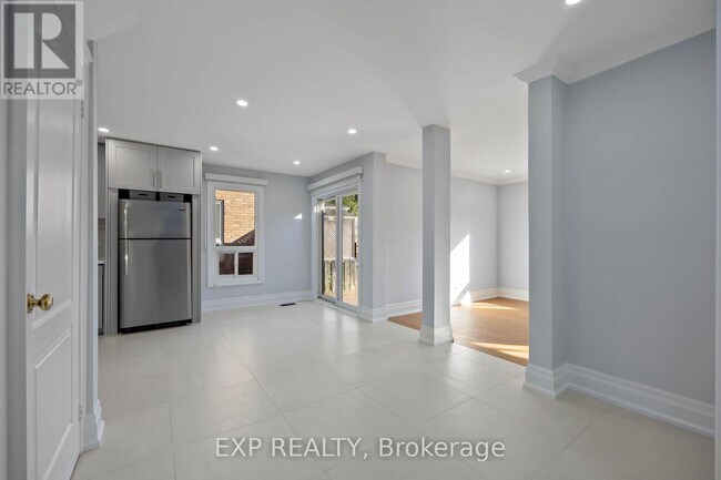 Building Photo - 126 Largo Crescent