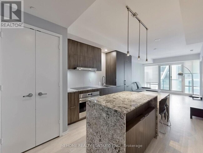 Photo du bâtiment - 1-5801 Bloor St E